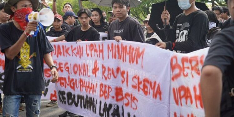 FOTO: IST/MATAKALTENG - Suasana saat aksi gabungan organisasi buruh aktivis hak asasi masyarakat sipil yang ada di Kalteng, di Palangka Raya.