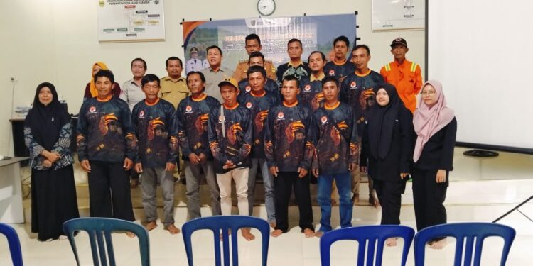 FOTO : BPBD GUMAS/MATA KALTENG - Anggota MPA Desa Fajar Harapan, Kecamatan Manuhing, ketika berfoto bersama dengan narasumber, Kamis, 1 Mei 2025.
