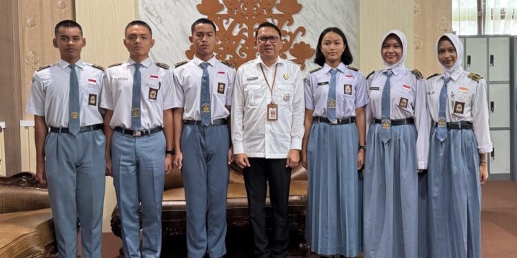FOTO : KESBANGPOL GUMAS/MATA KALTENG - Enam anggota paskibraka yang akan mengikuti seleksi tingkat provinsi, berfoto bersama dengan Sekda Gumas Richard, Jumat, 2 Mei 2025.