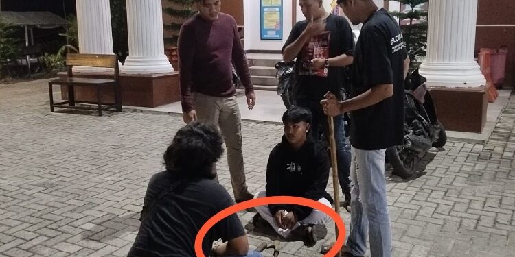 FOTO: IST/MATAKALTENG- Petugas Polsek Baamang saat mengamankan pemuda sedang membawa Sajam di Terowongan Nur Mentaya.