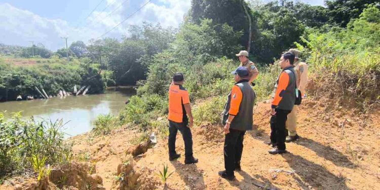 FOTO : IST/MATAKALTENG - Personil BPBD Kalteng saat meninjau Rencana Pembangunan Jembatan di Desa Toka, Kec. Bulik Timur, Kab. Lamandau