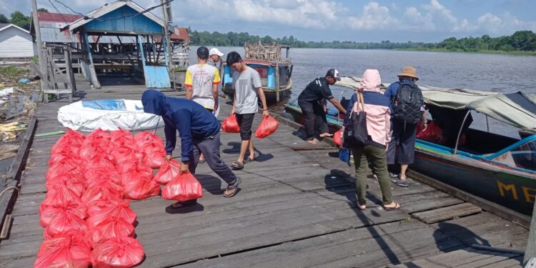 FOTO: MATAKALTENG - Penditribusian Bantuan Sembako dari Bank Kalteng Cabang Buntok, untuk dikirim pada 2 Kecamatan melalui trasportasi umum Speed Boat.
