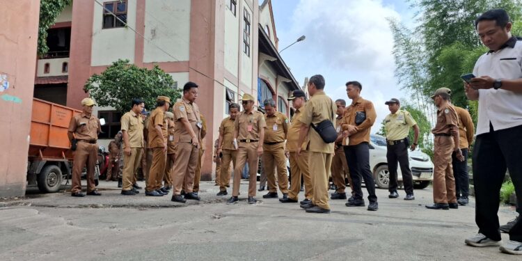 Foto:DIAN/MATA KALTENG - Dinas Koperasi, UKM, Perindustrian, dan Perdagangan (Diskop UKM Perindag) Kotim bersama Bupati saat tinjau jalan di PPM Sampit, 5 Mei 2025.