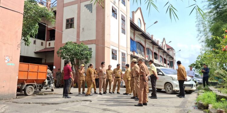 Foto:DIAN/MATA KALTENG - Dinas SDABMBKPRKP bersama jajaran dan Bupati Kotim saat pantau jalan berlobang di PPM, 5 Mei 2025.