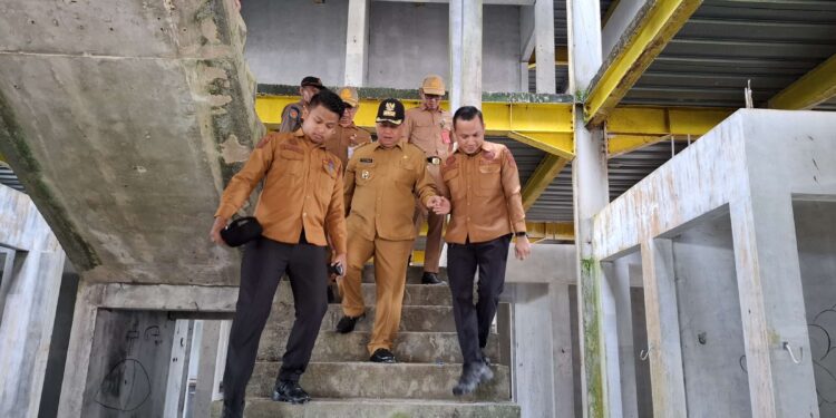 Foto: DIAN/MATA KALTENG - Bupati Kotim saat memantau pasar mangkikit yang terbengkalai, 5 Mei 2025.