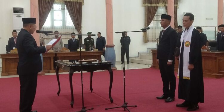 Foto : MATAKALTENG - Ketua DPRD Sukamara, H. Ahmad Darsoni melantik dan mengambil sumpah/janji PAW anggota DPRD Kabupaten Sukamara masa jabatan 2024–2029.