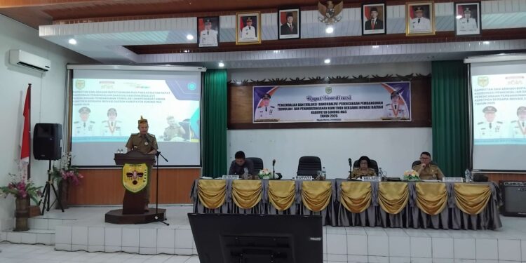 FOTO : DISKOMINFO SANTIK/MATA KALTENG - Bupati Gumas Jaya Samaya Monong, Wakil Bupati Efrensia LP Umbing, Sekda Richard, ketika memberikan arahan pada rakordalev perencanaan pembangunan triwulan pertama, di aula kantor bapperida, Senin, 5 Mei 2025.