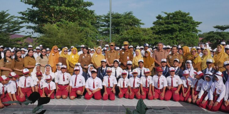 Foto : MATAKALTENG - Bupati Sukamara berfoto bersama usai upacara di SMP Negeri 1 Sukamara.