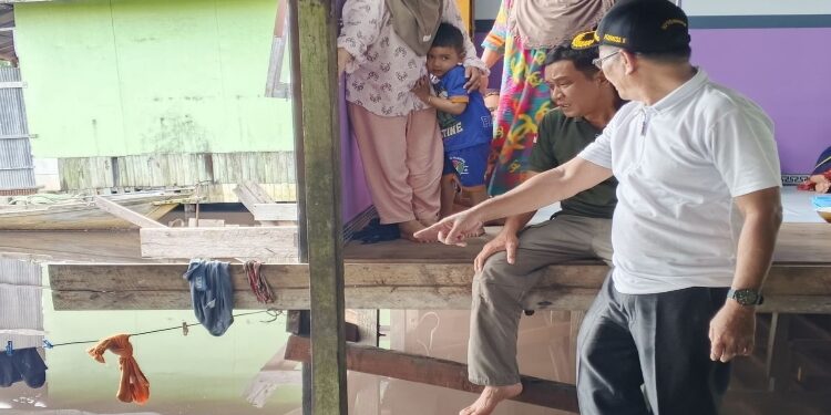 FOTO: IST/MATAKALTENG - Anggota DPRD Kotim (baju putih) bersama Komandan BKSDA Pos Sampit (duduk) saat mengecek lokasi serangan buaya yang menimpa warga Desa Bagendang Tengah atau Ramban, Kecamatan Mentaya Hilir Utara, Kotim.
