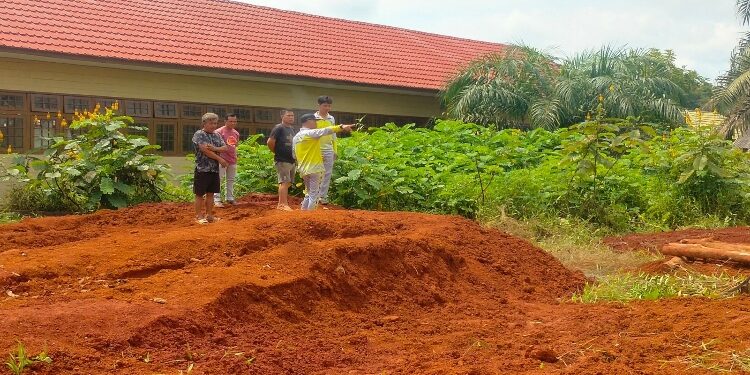FOTO: IST/MATAKALTENG - Kades Patai, Hendrik K. (Topi hitam) saat mengecek lokasi persiapan pembangunan pasar desa permanen untuk meningkatkan PAD, Minggu 4 Mei 2025.