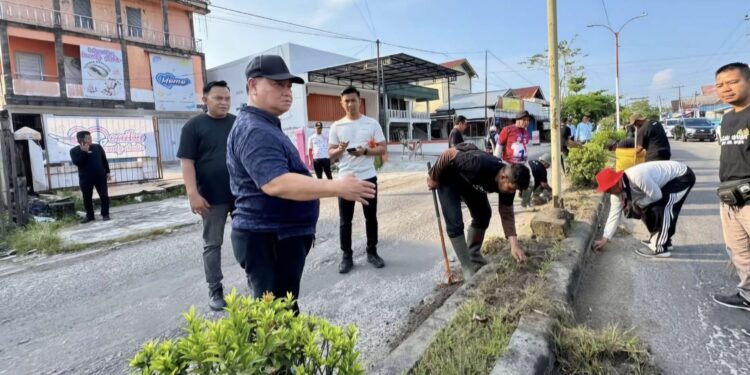 Foto: IST/MATA KALTENG - Bupati Kotim Halikinnor bersama jajaran saat melaksanakan gotong royong di jalan Muhram Ali Kecamatan Baamang, Kotim, 6 Mei 2025.