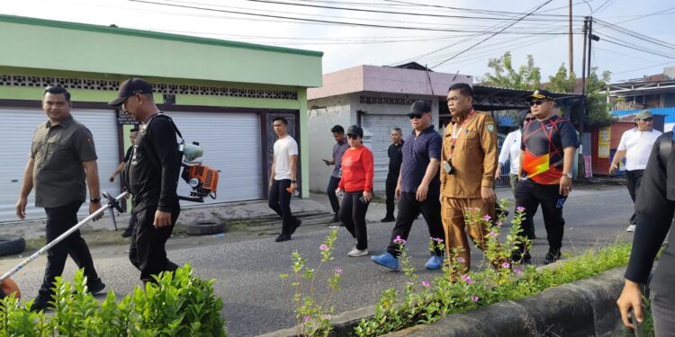 Foto: IST/MATA KALTENG - Bupati Kotim Halikinnor saat tinjau Jalan Muchran Ali, Baamang, Kotim, 6 Mei 2025.