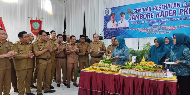 Foto:IST/MATA KALTENG - Ketua TP PKK Kotim Khairiah Halikinnor saat potong tumpeng dalam pembukaan Jambore PKK Kotim, 6 Mei 2025.