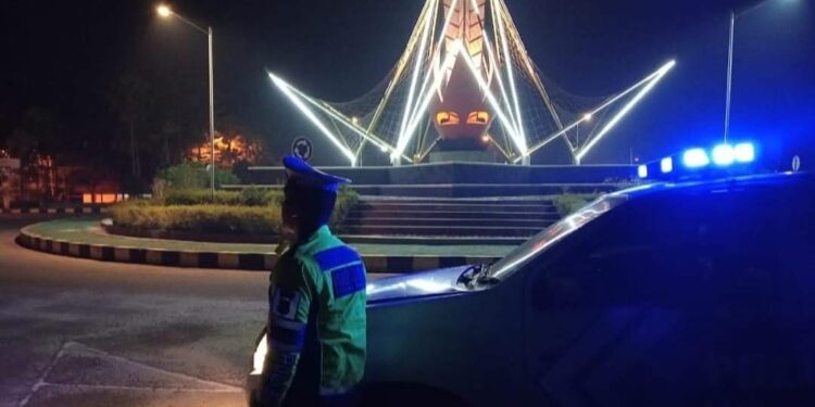 FOTO : IST/MATA KALTENG - Suasana patroli malam anggota polres dengan mendatangi Bundaran Duhung, yang jadi lokasi tempat berkumpulnya remaja, Senin, 5 Mei 2025.