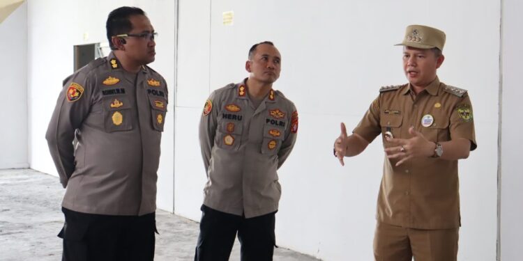 FOTO : DISKOMINFO SANTIK/MATA KALTENG - Bupati Gumas Jaya Samaya Monong bersama Kapolres AKBP Heru Eko Wibowo, Sekda Richard, perwakilan Polda Kalteng, serta kepala perangkat daerah terkait, ketika meninjau lokasi yang direncanakan sebagai dapur makan bergizi gratis, Senin, 5 Mei 2025 sore.