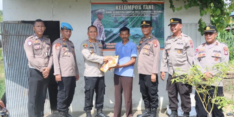FOTO : HUMAS POLRES GUMAS/MATA KALTENG - Kapolres Gumas AKBP Heru Eko Wibowo didampingi pejabat utama polres, menyerahkan bantuan bibit jagung kepada perwakilan poktan BSGMK, di Kelurahan Tampang Tumbang Anjir, Kecamatan Kurun, Selasa, 6 Mei 2025.