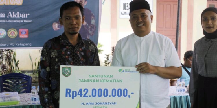 Foto:IST/MATA KALTENG - Penyerahan santunan jaminan kematian oleh BPJS Ketenagakerjaan.