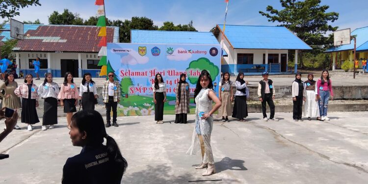 FOTO : SMPN 6 KURUN/MATA KALTENG - Salah satu perlombaan yang digelar dalam rangka memperingati HUT ke-13 SMPN 6 Kurun yakni fashion show, Rabu, 7 Mei 2025.