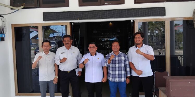 FOTO : SID/MATA KALTENG - Ketua Panitia Pelaksana Kejurnas Grasstrack Region IV Kalimantan Putaran II Hermanto dan jajaran panitia, saat berfoto bersama dengan Kepala Disdikpora Aprianto, Rabu, 7 Mei 2025.