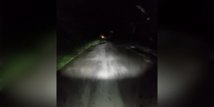 FOTO: MATAKALTENG - Kondisi jalan Menuju Desa Baru di malam hari yang tanpa penerangan jalan lebih dari 40 tahun lamanya.