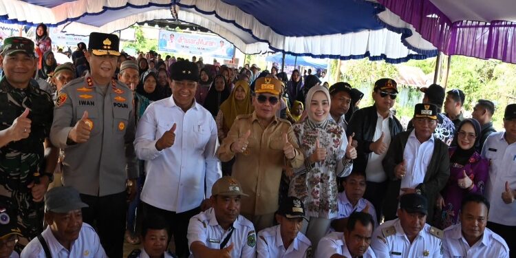 FOTO: IST/MATAKALTENG - Gubernur Agustiar Sabran, didampingi Ketua TP PKK Provinsi Kalteng, Aisyah Thisia Agustiar Sabran, Wagub Edy Pratowo, dan unsur Forkopimda Provinsi Kalteng, meninjau Pasar Murah di Desa Lupak, Kecamatan Kapuas Kuala, Kabupaten Kapuas.