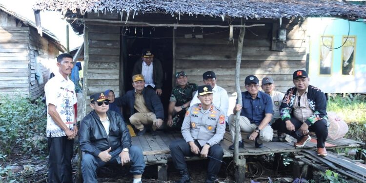FOTO: IST/MATAKALTENG - Gubernur Kalteng Agustiar Sabran dan Wagub Edy Pratowo mengunjungi rencana lokasi Program Bedah Rumah di Desa Simpang Bunga Tanjung dan Pelabuhan Batanjung di Desa Simpang Bunga Tanjung, Rabu 7 Mei 2025.