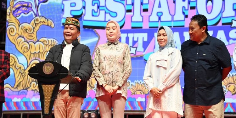 FOTO: IST/MATAKALTENG - Gubernur Kalteng Agustiar Sabran beserta istri Aisyah Thisia Agustiar Sabran dan Wagub Edy Pratowo beserta istri Nunu Andriani Edy Pratowo menghadiri puncak hiburan rakyat “Pestaforia” di Lapangan Panunjung Tarung, Kuala Kapuas.