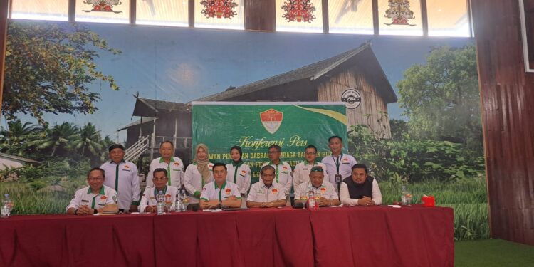 Foto:DIAN/MATA KALTENG - Konferensi pers LBH Intan yang akan menggugat Kejaksaan Kotim, 8 Mei 2025.