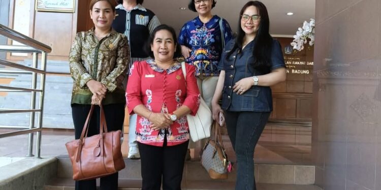 FOTO : DPRD GUMAS/MATA KALTENG - Anggota DPRD Kabupaten Gumas Cici Susilawati (ujung kanan) bersama koleganya Lelie, Rusmila dan Elvi Esi, melakukan kunjungan ke DPRD Kabupaten Badung, Provinsi Bali, belum lama ini.