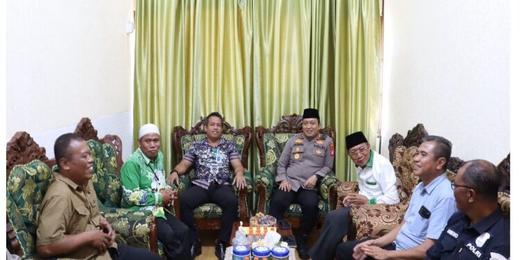 FOTO: IST/MATAKALTENG - Kapolres Barsel AKBP.Jecson R.Hutapea bersama Kepala Kemenag, Ketua PC NU dan Tokoh Agama Lainnya saat bersilaturahmi bersama.
