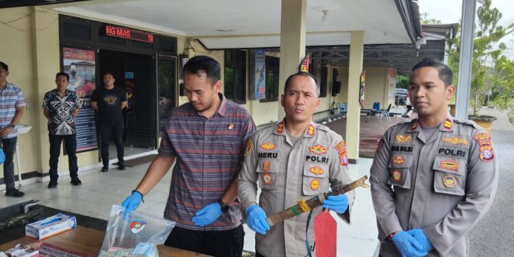 FOTO : HUMAS POLRES GUMAS/MATA KALTENG - Kapolres Gumas AKBP Heru Eko Wibowo bersama Kasat Reskrim AKP Faisal Firman Gani dan Kapolsek Tewah Iptu Imam Maliki, ketika menunjukkan sajam yang digunakan pelaku untuk membunuh ayah angkatnya, dalam press rilis, Jumat, 9 Mei 2025.