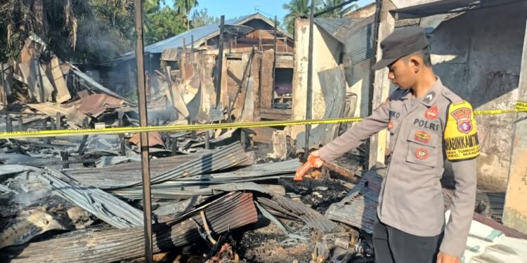 FOTO : POLSEK MANUHING/MATA KALTENG - Lokasi kebakaran ruko dan rumah dipasang garis polisi, di di kawasan Pasar Talaken, Jalan Tangkasiang, Kelurahan Tumbang Talaken, Kecamatan Manuhing, Kamis, 8 Mei 2025.