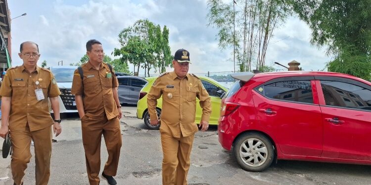 FOTO: IST/MATA KALTENG - Bupati Kotim Halikinnor saat meninjau lokasi PPM Sampit.