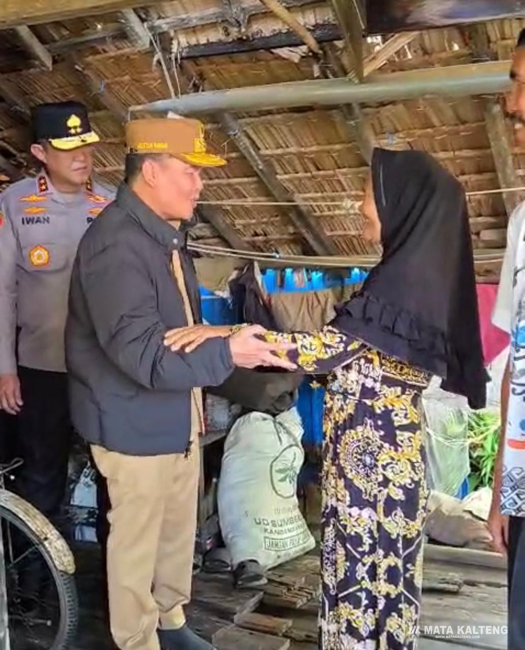Disambut Hangat Warga, Gubernur Kalteng Kunjungi Desa Simpang Bunga Tanjung dan Tinjau Program Bedah Rumah