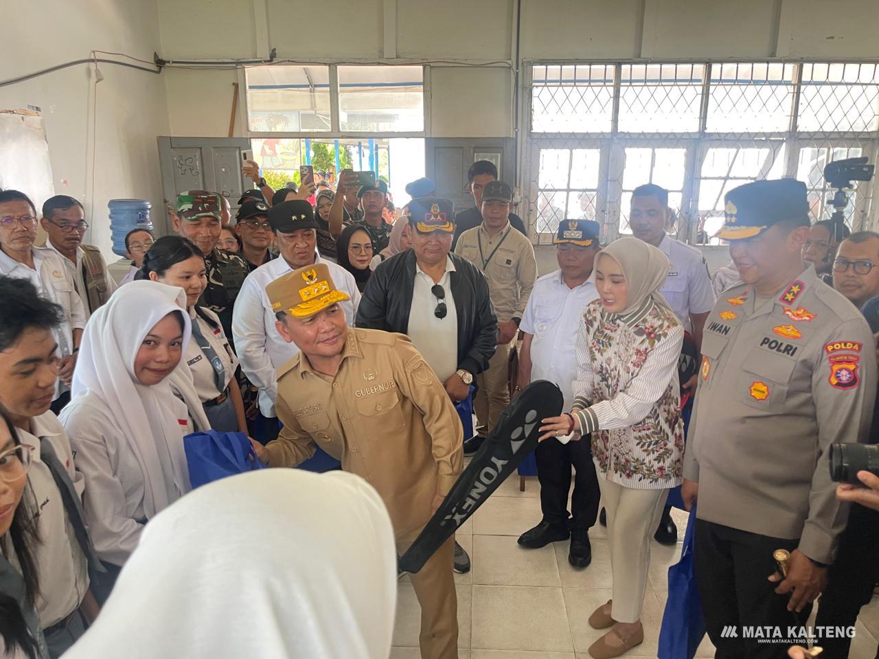 Gubernur Kalteng Kunjungi SMAN 1 Kuala Kapuas, Beri Semangat dan Bantuan untuk Pelajar