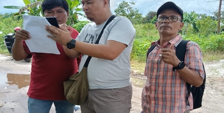 FOTO : IST/MATAKALTENG - Edward Saragih, bersama tim dari Kantor Hukum Edward Saragih & Associates saat cek lokasi yang tanah yang dipermasalahkan. 