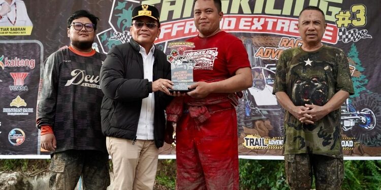 FOTO: IST/MATAKALTENG - Gubernur Kalteng, Agustiar Sabran menyaksikan event Tangkiling Off-road Extreme.