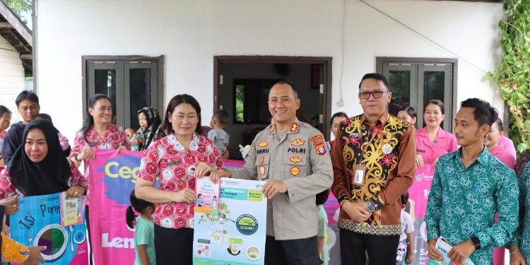 FOTO : DISKOMINFO SANTIK /MATA KALTENG - Sekda Gumas Richard dan Kapolres AKBP Heru Eko Wibowo, melakukan kunjungan ke Posyandu Kemala, pekan lalu.