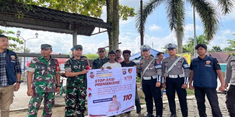 FOTO: HUMAS POLRES GUMAS/MATA KALTENG - Personel Polres Gumas dan Koramil 1016-06/Kurun melakukan sosialisasi dan imbauan pencegahan premanisme, Minggu 11 Mei 2025.