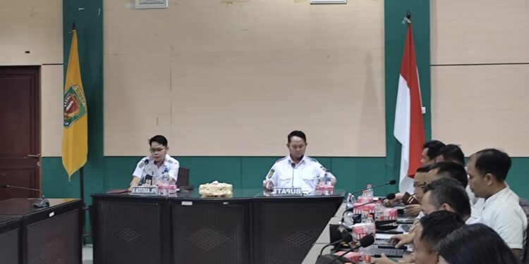 FOTO : MATAKALTENG - Bupati Katingan Saiful, pimpin rapat persiapan MoU, di ruang rapat Bupati setempat.