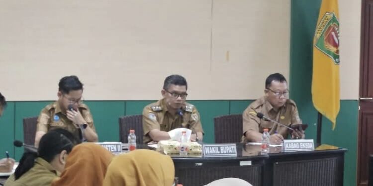 FOTO : MATAKALTENG - Suasana rapat pembahasan Perda pajak MBLB.