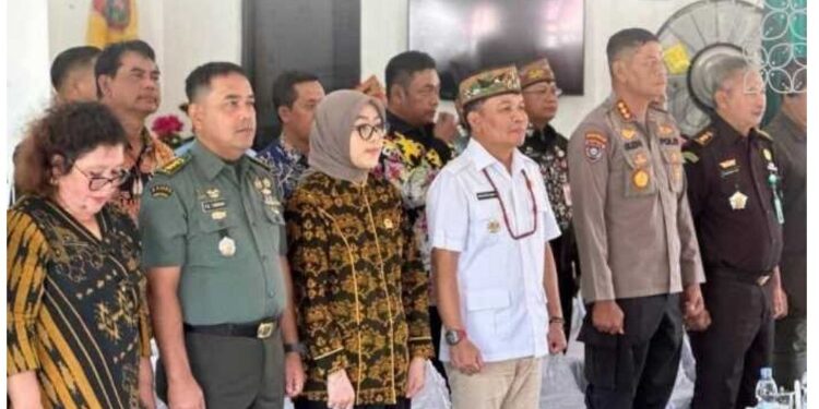FOTO: IST/MATAKALTENG - Wakil Ketua I DPRD Kalteng Riska Agustin bersama Gubernur Kalteng H Agustiar Sabran melakukan kunjungan anjangsana ke LKSA dan Panti Sosial Tresna Werda Shinta.