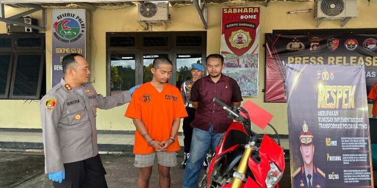 FOTO : HUMAS POLRES GUMAS/MATA KALTENG - Kapolres Gumas AKBP Heru Eko Wibowo bersama Kasat Reskrim AKP Faisal Firman Gani dan pelaku curanmor BAH (19), menunjukkan barang bukti sepeda motor yang dicuri, saat press rilis di halaman polres setempat, Selasa 13 Mei 2025.