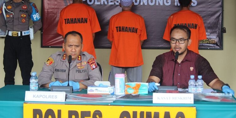 FOTO : HUMAS POLRES GUMAS/MATA KALTENG - Kapolres Gumas AKBP Heru Eko Wibowo bersama Kasat Reskrim AKP Faisal Firman Gani, melakukan press rilis di halaman mapolres setempat, Selasa 13 Mei 2025.