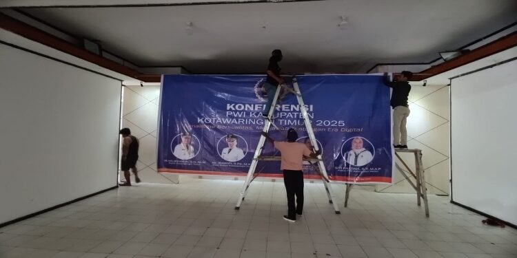 FOTO: DIAN/MATA KALTENG - Persiapan konferensi PWI Kotim 2025 di Gedung Wanita Sampit, Selasa 13 Mei 2025.