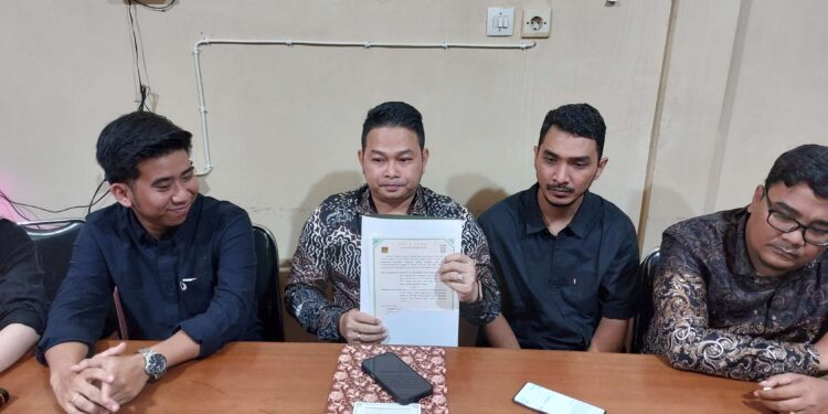 FOTO: RZL/MATAKALTENG - Reza, mantan suami korban (dua dari kanan), didampingi kuasa hukumnya Ade Putrawibawa, pada saat menunjukan akta cerai, saat konferensi pers.