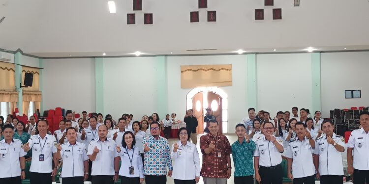 FOTO : DISKOMINFO SANTIK/MATA KALTENG - Wakil Bupati Gumas Efrensia LP Umbing didampingi kepala perangkat daerah dan narasumber, berfoto bersama dengan peserta rakor percepatan penurunan stunting kabupaten tahun 2025, dan pelatihan operasional Web-eMonev di Ditjen Bina Bangda, dan analisis situasi, di GPU Damang Batu, Rabu, 14 Mei 2025.