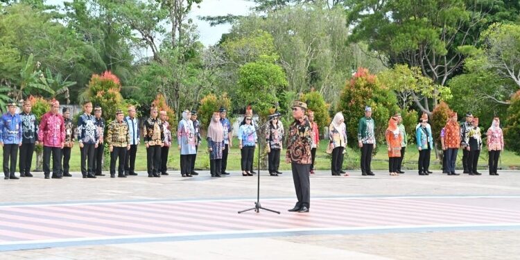 FOTO: IST/MATAKALTENG - Upacara ziarah rombongan dan tabur bunga di Taman Makam Pahlawan (TMP) Sanaman Lampang Palangka Raya.