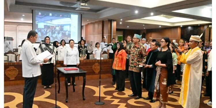 FOTO: IST/MATAKLATENG - Sahli Ekeubang Yuas Elko menghadiri acara Pengambilan Sumpah/Janji Juri FBIM Tahun 2025 di Aula Eka Hapakat.