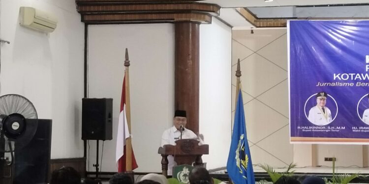 FOTO; AGUS/MATAKALTENG- Bupati Kotim, Halikinnor saat memberikan sambutan saat penyelenggaraan konferensi PWI Kotim. Rabu, 14 Mei 2025.